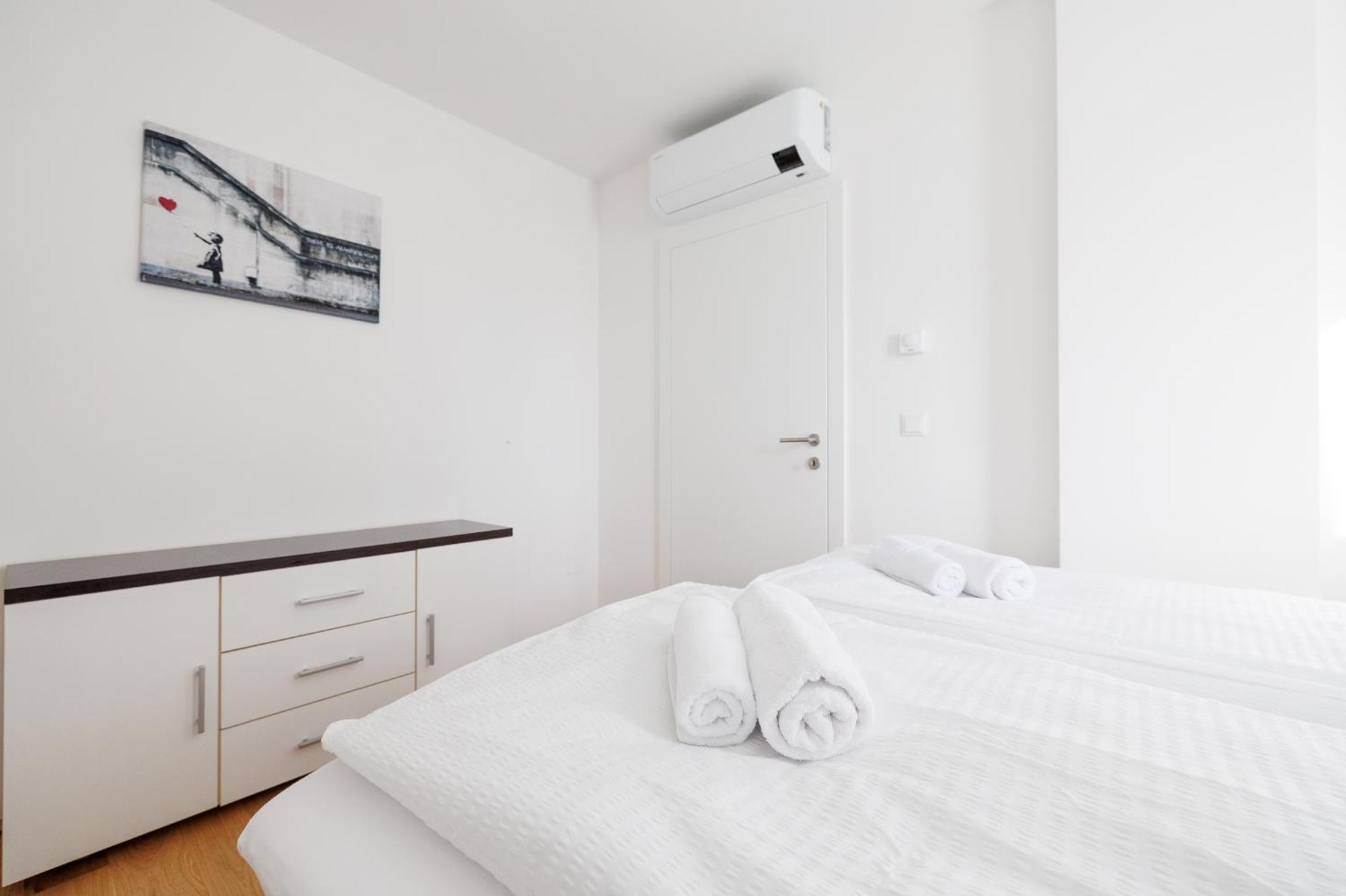 Symphony Apartments 38 - Modern Loft With Terrace And Grill In Central Location فيينا المظهر الخارجي الصورة